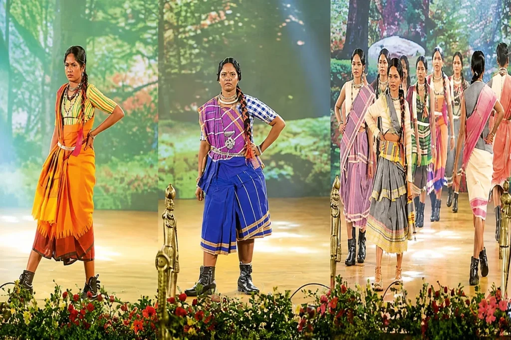 आत्मसमर्पित नक्सली महिलाएं पारंपरिक हथकरघा परिधानों में रैंप पर उतरीं।