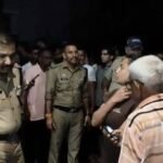 हत्‍या के बाद मौके पर जुटी पुलिस और स्‍थानीय लोग।