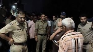 हत्‍या के बाद मौके पर जुटी पुलिस और स्‍थानीय लोग।