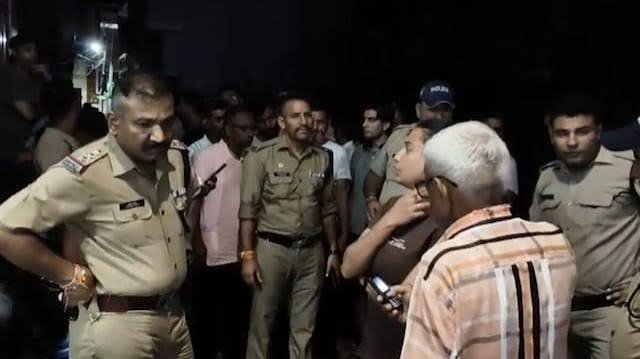हत्‍या के बाद मौके पर जुटी पुलिस और स्‍थानीय लोग।